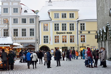 TALLINN, ESTONIA - JANUARY 03, 2017: Unidentified people are walking in old town in Tallinn.のeditorial素材
