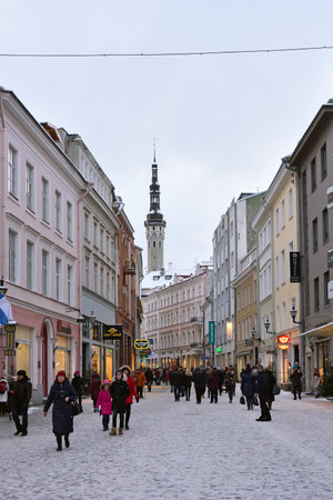 TALLINN, ESTONIA - JANUARY 03, 2017: Unidentified people are walking in old town in Tallinn.のeditorial素材