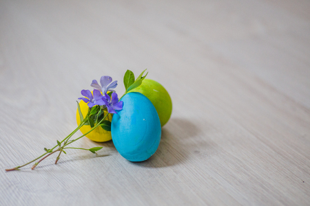 flower vinca near the green Easter egg. Easter background. Copy spaceの写真素材