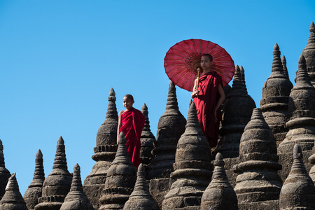Mrauk-U, Myanma - January 1, 2017: Neophyte (young Buddhist monk) on a lot of little pagoda in Kothaung temple.のeditorial素材