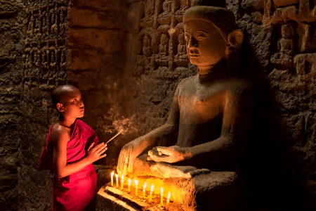Mrauk-U, Myanma -JAN 1, 2017: Neophyte (young Buddhist monk) pray in Koe Thaung temple..のeditorial素材