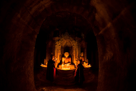 Mrauk-U, Myanma -JAN 2, 2017: Neophyte (young Buddhist monk) pray in Andaw Thein temple.のeditorial素材