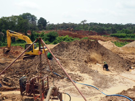 CHANTHABURI THAILAND - MAR 19 2015 Local People Working In the Gemstones Mine in Chanthaburi Thailand on MAR 19 2015のeditorial素材