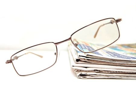 a few fresh newspaper with the pair of glasses on the table

の写真素材