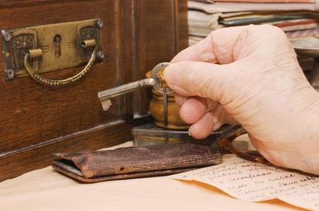  Old female hand with a keyの写真素材