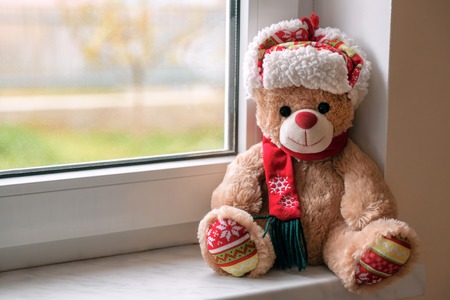 christmas teddy bear on the windowの写真素材