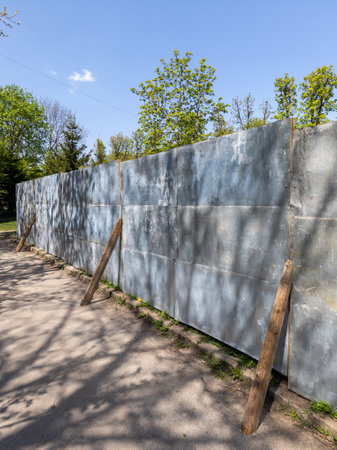 A concrete wall in the middle of a pathway.の写真素材