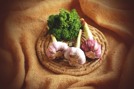  Pink garlic on a plate of clay の写真素材