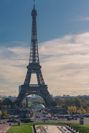Paris, France - November 8, 2019: The Eiffel Tower from the esplanade of the Chaillot Palace, with the Jena bridge crossing the Seineのeditorial素材