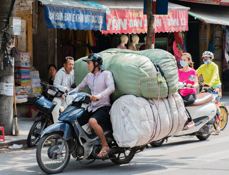 Vietnamese street vendors act and sell Their vegetables and fruit products in Hanoi, Vietnamのeditorial素材