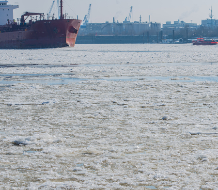 Ice floes in the Hamburg harborの写真素材