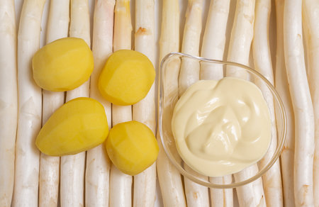 Fresh white asparagus with ham, potatoes and hollandaise sauceの写真素材