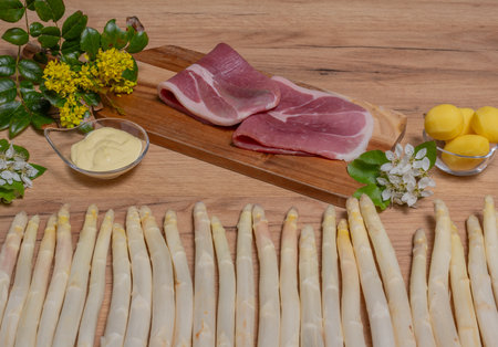 Fresh white asparagus with ham, potatoes and hollandaise sauceの写真素材