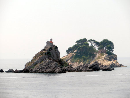Enjoy the tranquil beauty of Katic Nature Park showcasing the stunning islands of Katic and Sveta Nedjelja, where rocky shores meet calm waters, offering picturesque views.の写真素材