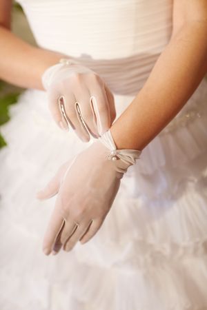 beautiful bride puts on a white glove
の写真素材