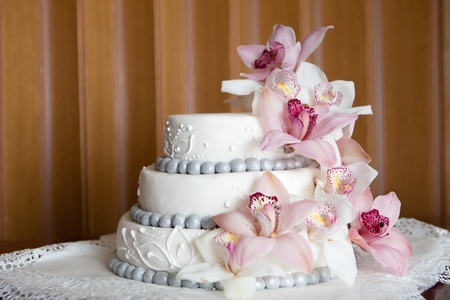 widding cake with pink flowersの写真素材