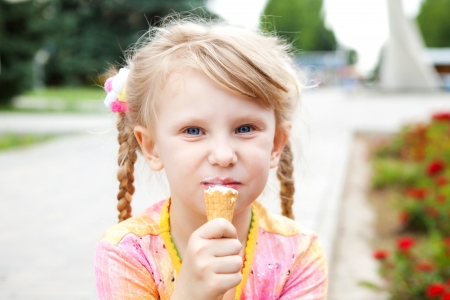 small girl eating icecreamの写真素材