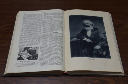 An article about Karl Marx in the Minor Soviet entsiklopkdii 1937 edition.