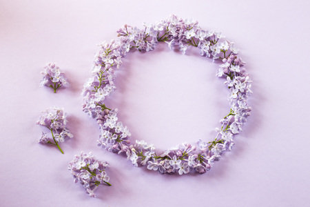 Lilac flowers lined up on a purple background. Top view, flat, lay, copy spaceの写真素材