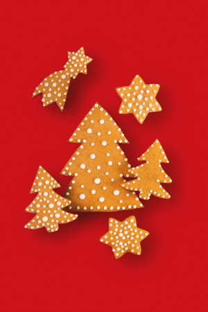 Gingerbread Christmas tree with other cookies balance on redの写真素材