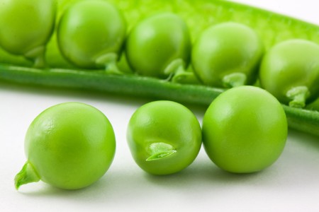 Green pea isolated on white backgroundの写真素材