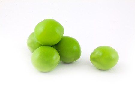 Green pea isolated on white backgroundの写真素材