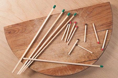 Long and short matches in bulk on a wooden surfaceの写真素材