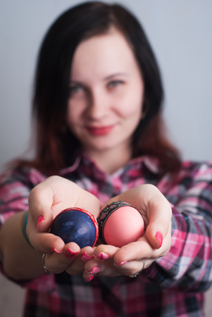 Female hand holding Easter egg, happy Easter, hand in shirtの写真素材