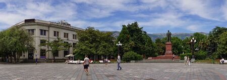 Yalta, Crimea-may 30, 2018: Panorama of Lenin square in the warm season with green trees.のeditorial素材