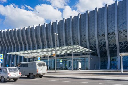 Simferopol, Crimea-may 22, 2018: Cars at the entrance to the modern airport building.のeditorial素材