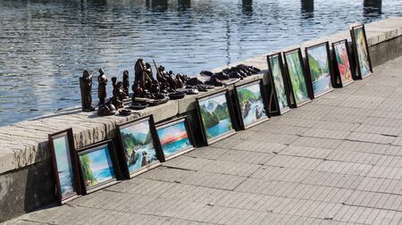 Exhibition and sale of paintings and Souvenirs on the waterfront of the city.のeditorial素材