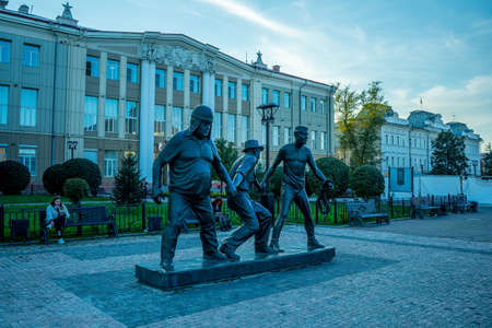 Irkutsk, Russia-September 18, 2020: Monument to Leonid Gaidai on Labor Square. Sculpture of actors: Yuri Nikulin, Georgy Vitsin and Evgeny Morgunov.のeditorial素材
