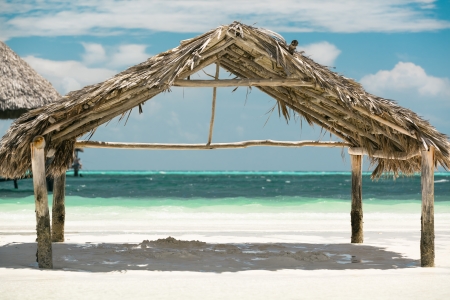 beach shed wooden handmade shelter against calm turquoise ocean の写真素材