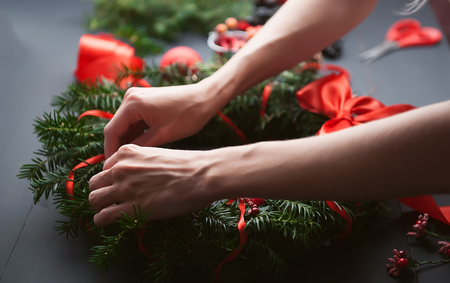 mom makes a Christmas wreath with her own handsの写真素材