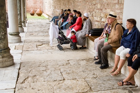 ISTANBUL - SEPTEMBER 12: tourists in the courtyard of Topkapi Palace on September 12,2010 in Istanbul, Turkeyのeditorial素材