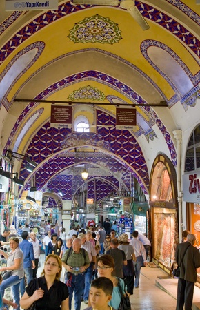 ISTANBUL - SEPTEMBER 14: tourist in Grand Bazaar (Grand Market) on September 14,2010 in Istanbul, Turkeyのeditorial素材