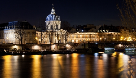 view of French Academy above river in Paris at nightのeditorial素材