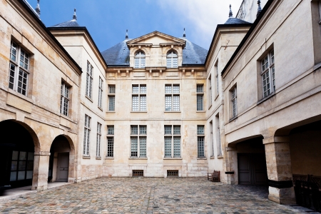 cobllestone courtyard of typical old house in Parisのeditorial素材