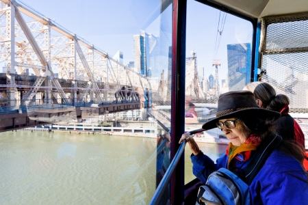 NEW YORK, USA - FEBRUARY 4: Roosevelt Island aerial Tramway under East River New York City on February 4, 2010. The cabin has capacity of up to 110 people and makes about 115 trips per day.のeditorial素材
