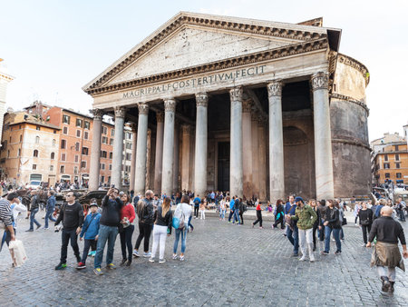 ROME, ITALY - NOVEMBER 1, 2016: tourists near Pantheon church on Piazza della Rotonda in Rome city. Pantheon is a former Roman temple, now a church, present building was completed about 126 ADのeditorial素材