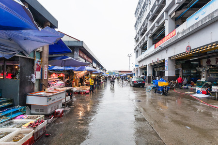GUANGZHOU, CHINA - MARCH 31, 2107: people on outdoor area of Huangsha Aquatic Product Trading Market in Guangzhou city in spring season. This is the largest fresh water fish market in Southern Chinaのeditorial素材
