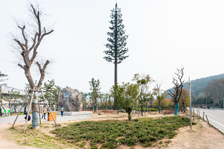 LUOYANG, CHINA - MARCH 20, 2017: green square in parking area of Chinese Buddhist monument Longmen Grottoes (Dragon's Gate Grottoes, Longmen Caves) in valley Yi river in springのeditorial素材