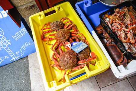 TREGUIER, FRANCE - JULY 2, 2010: local atlantic crabs on outdoor fish market in Treguier town in summer. Treguier is port town in the Cotes-d'Armor department in Brittanyのeditorial素材