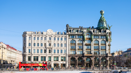 SAINT PETERSBURG, RUSSIA - MARCH 17, 2018: people on Nevsky Prospect near bus stop and view of Singer House from Kazansky Square. Building was designed by architect Pavel Suzor, it was built in 1904のeditorial素材