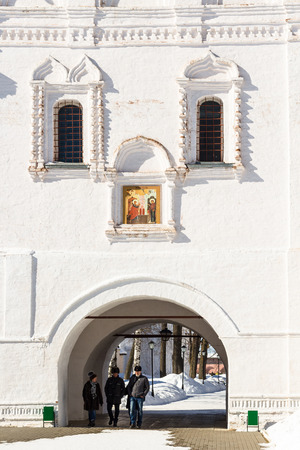 SUZDAL, RUSSIA - MARCH 9, 2018: visitors under Gate Church of the Annunciation of Monastery of Our Savior and St Euthymius in Suzdal town in winter in Vladimir oblast of Russiaのeditorial素材