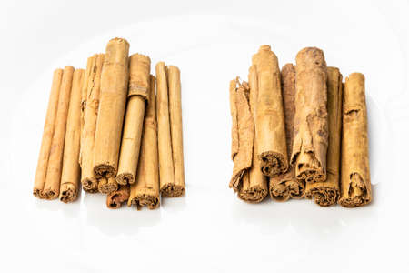 two kind of ceylon cinnamon - alba premium and continental on white plateの写真素材