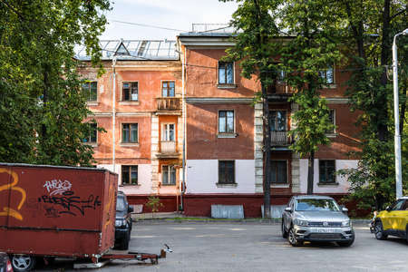 Moscow, Russia - August 25, 2021: courtyard of old residential house with modern cars on Rustaveli street in Butyrsky District in Moscow city on sunny dayのeditorial素材