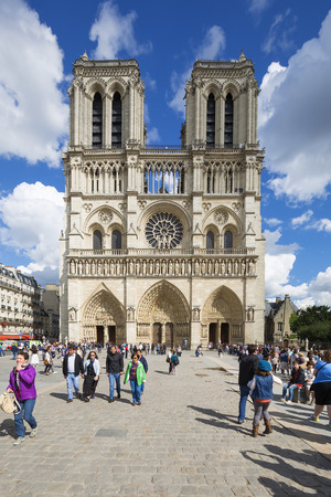 PARIS, FRANCE - JUNE 15: Tourists near Notre Dame de Paris on June 15, 2016 in Paris, Franceのeditorial素材