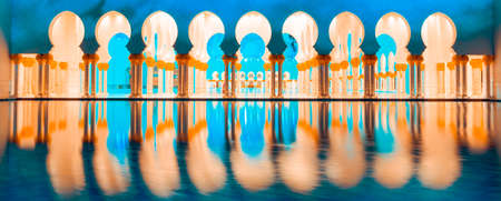 Panoramic view of famous mosque, Abu Dhabi, at night, panoramic view.のeditorial素材