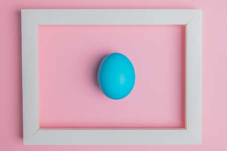 one blue easter egg in a white frameの写真素材